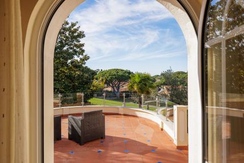 Exclusiva moradia de 4 quartos e piscina, no campo de golfe de Vale do Lobo, Algarve