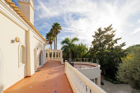 Exclusiva moradia de 4 quartos e piscina, no campo de golfe de Vale do Lobo, Algarve