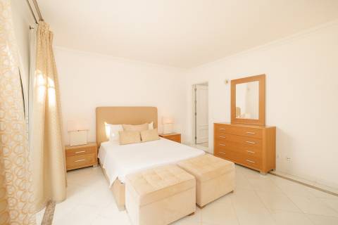 Exclusiva moradia de 4 quartos e piscina, no campo de golfe de Vale do Lobo, Algarve