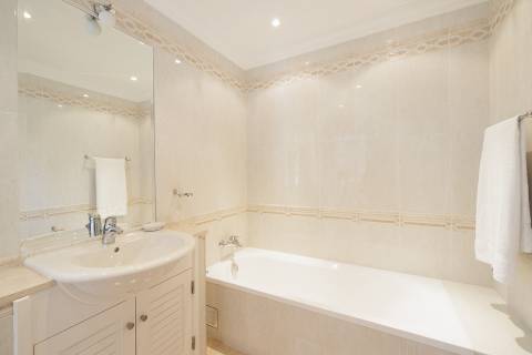 Exclusiva moradia de 4 quartos e piscina, no campo de golfe de Vale do Lobo, Algarve