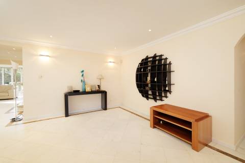 Exclusiva moradia de 4 quartos e piscina, no campo de golfe de Vale do Lobo, Algarve