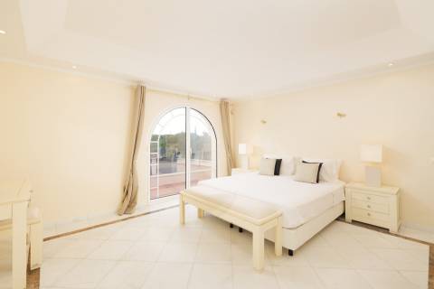 Exclusiva moradia de 4 quartos e piscina, no campo de golfe de Vale do Lobo, Algarve