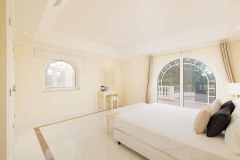 Exclusiva moradia de 4 quartos e piscina, no campo de golfe de Vale do Lobo, Algarve