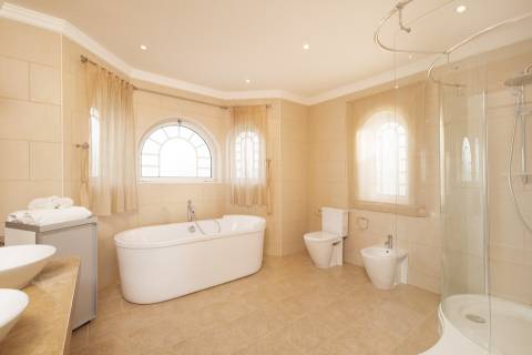 Exclusiva moradia de 4 quartos e piscina, no campo de golfe de Vale do Lobo, Algarve