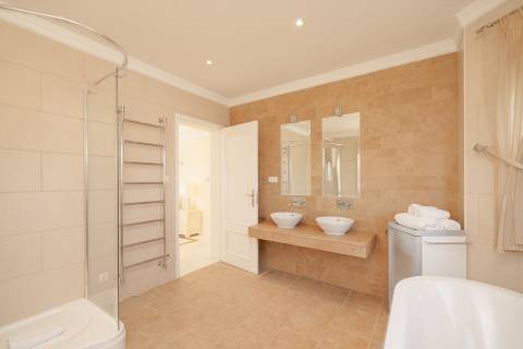 Exclusiva moradia de 4 quartos e piscina, no campo de golfe de Vale do Lobo, Algarve