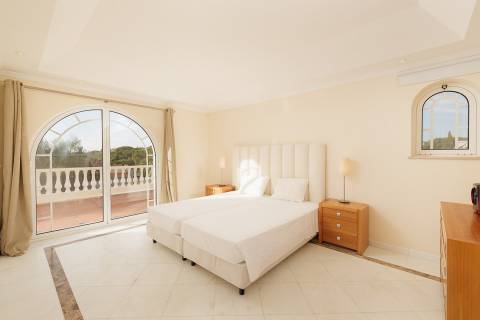 Exclusiva moradia de 4 quartos e piscina, no campo de golfe de Vale do Lobo, Algarve