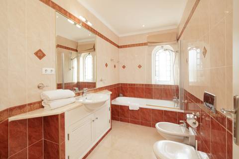 Exclusiva moradia de 4 quartos e piscina, no campo de golfe de Vale do Lobo, Algarve