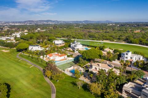 Exclusiva moradia de 4 quartos e piscina, no campo de golfe de Vale do Lobo, Algarve