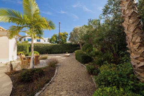 Exclusiva moradia de 4 quartos e piscina, no campo de golfe de Vale do Lobo, Algarve