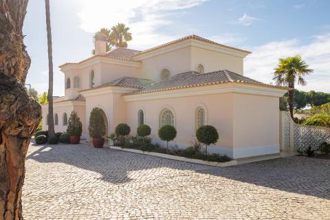 Exclusiva moradia de 4 quartos e piscina, no campo de golfe de Vale do Lobo, Algarve