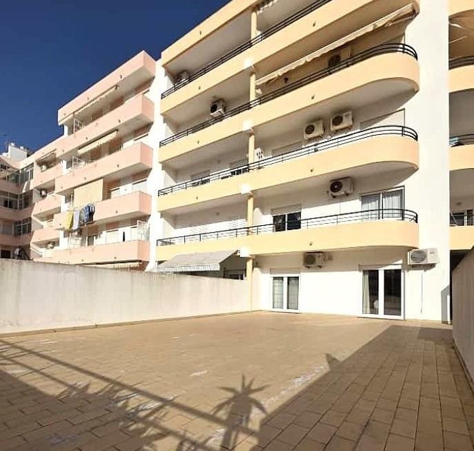 Apartamento T2 com terraço e garagem no centro de Monte Gordo, Algarve.