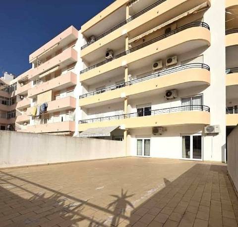 Apartamento T2 com terraço e garagem no centro de Monte Gordo, Algarve.