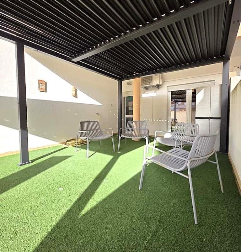 Apartamento T2 com terraço e garagem no centro de Monte Gordo, Algarve.