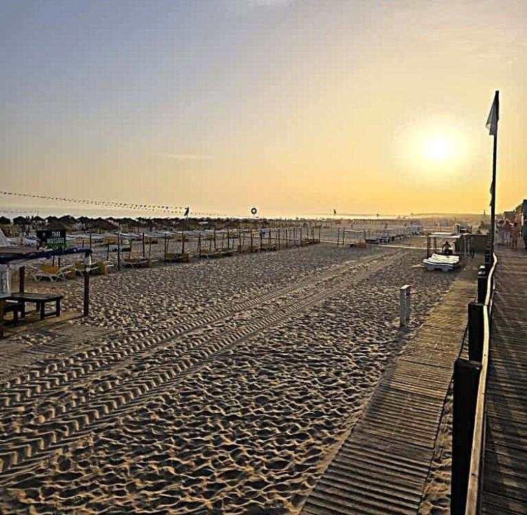 Apartamento T2 com terraço e garagem no centro de Monte Gordo, Algarve.