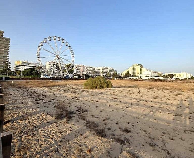 Apartamento T2 com terraço e garagem no centro de Monte Gordo, Algarve.