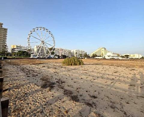 Apartamento T2 com terraço e garagem no centro de Monte Gordo, Algarve.