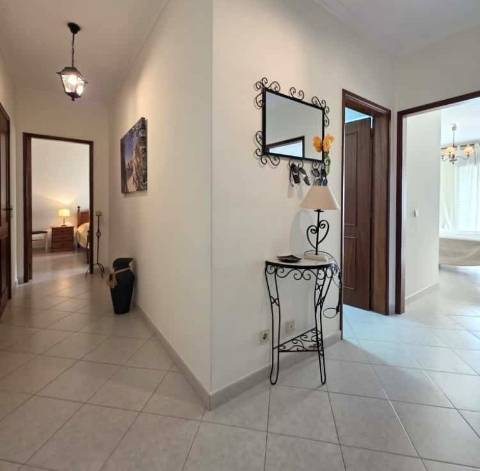 Apartamento T2 com terraço e garagem no centro de Monte Gordo, Algarve.