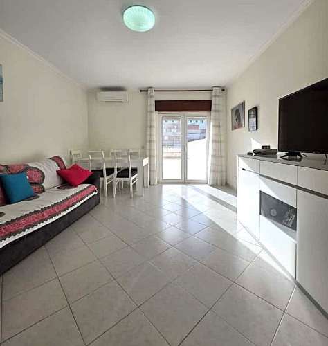Apartamento T2 com terraço e garagem no centro de Monte Gordo, Algarve.