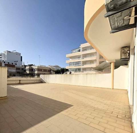 Apartamento T2 com terraço e garagem no centro de Monte Gordo, Algarve.