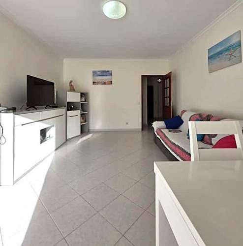 Apartamento T2 com terraço e garagem no centro de Monte Gordo, Algarve.
