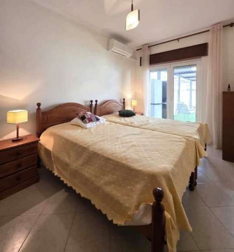 Apartamento T2 com terraço e garagem no centro de Monte Gordo, Algarve.