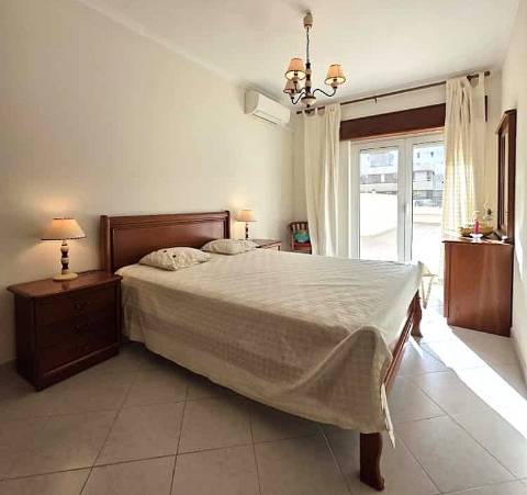 Apartamento T2 com terraço e garagem no centro de Monte Gordo, Algarve.