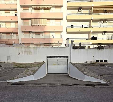 Apartamento T2 com terraço e garagem no centro de Monte Gordo, Algarve.