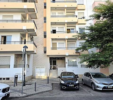 Apartamento T2 com terraço e garagem no centro de Monte Gordo, Algarve.