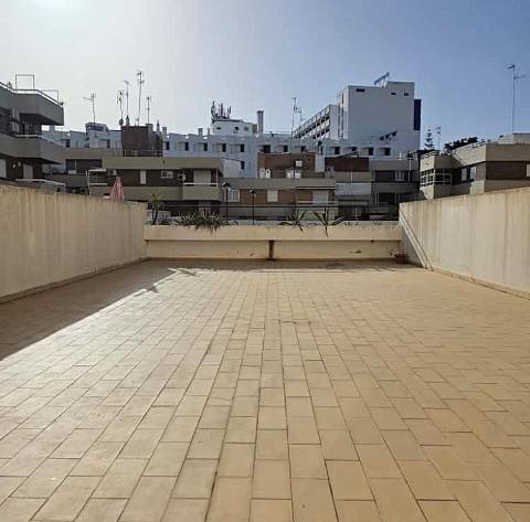 Apartamento T2 com terraço e garagem no centro de Monte Gordo, Algarve.