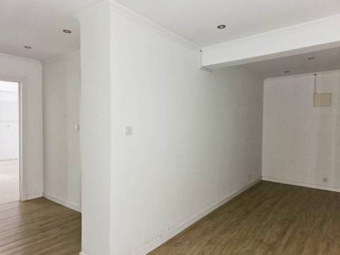 Espaçoso apartamento T3 na Ramada, Odivelas