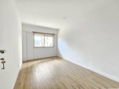 Espaçoso apartamento T3 na Ramada, Odivelas