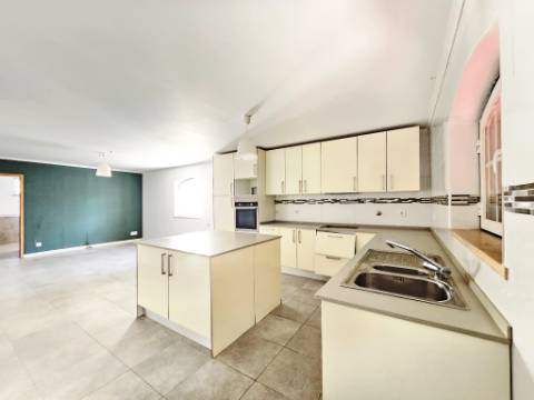 Moradia T4 em Ramalhal, Torres Vedras