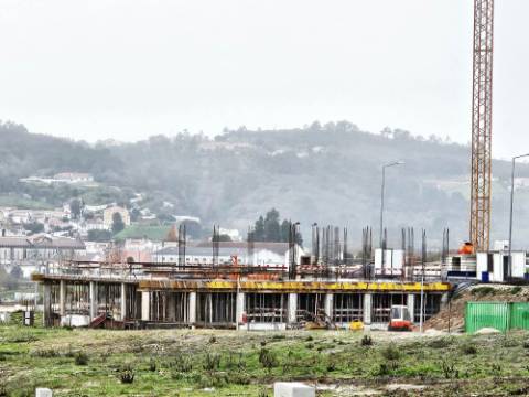 Novos apartamentos T3, varanda e garagem box, junto ao centro Alcobaça