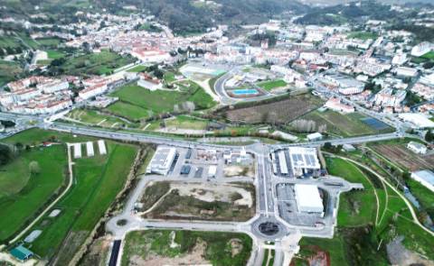 Novos apartamentos T3, varanda e garagem box, junto ao centro Alcobaça