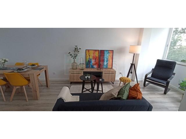 Apartamento T2 - Totalmente remodelado, em S. Domingos de Benfica