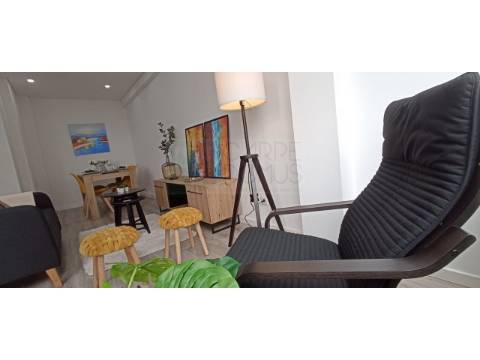Apartamento T2 - Totalmente remodelado, em S. Domingos de Benfica