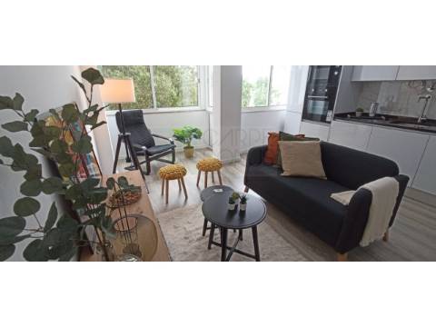 Apartamento T2 - Totalmente remodelado, em S. Domingos de Benfica