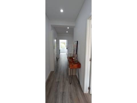 Apartamento T2 - Totalmente remodelado, em S. Domingos de Benfica