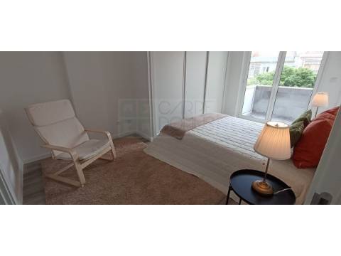 Apartamento T2 - Totalmente remodelado, em S. Domingos de Benfica