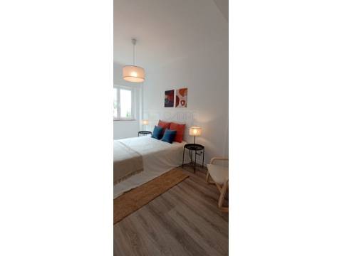 Apartamento T2 - Totalmente remodelado, em S. Domingos de Benfica