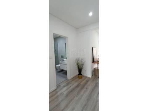 Apartamento T2 - Totalmente remodelado, em S. Domingos de Benfica