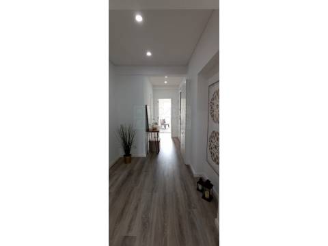 Apartamento T2 - Totalmente remodelado, em S. Domingos de Benfica