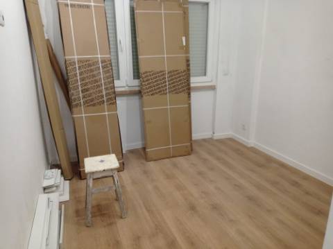 Apartamento T2 - totalmente remodelado, em Benfica