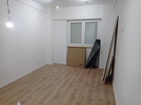 Apartamento T2 - totalmente remodelado, em Benfica