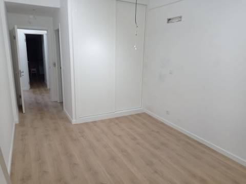 Apartamento T2 - totalmente remodelado, em Benfica