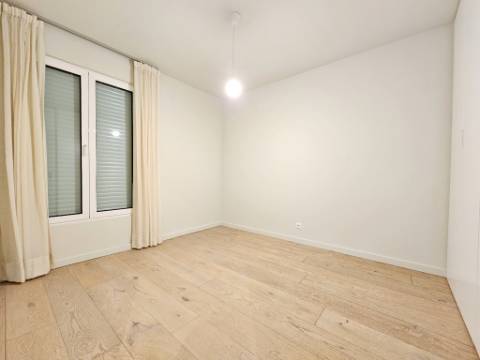 Apartamento T3 com garagem box, na Costa da Guia, Cascais