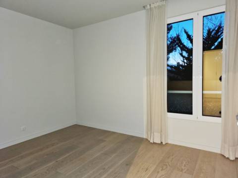 Apartamento T3 com garagem box, na Costa da Guia, Cascais