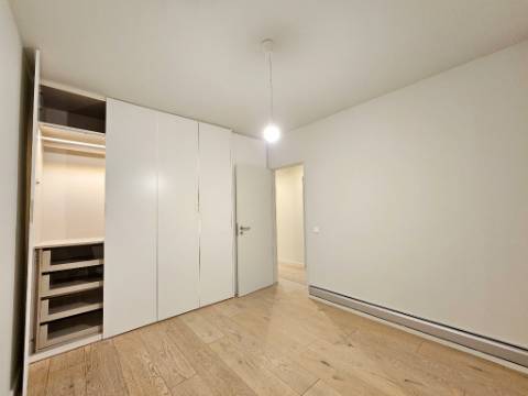 Apartamento T3 com garagem box, na Costa da Guia, Cascais
