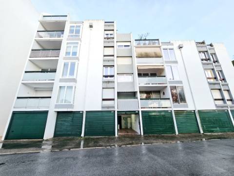 Apartamento T3 com garagem box, na Costa da Guia, Cascais