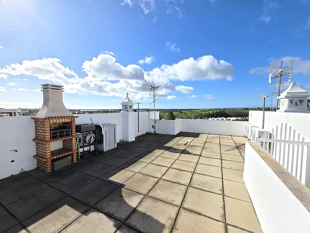 Moradia T2 com amplo terraço, garagem e ótima exposição solar - Castro Marim